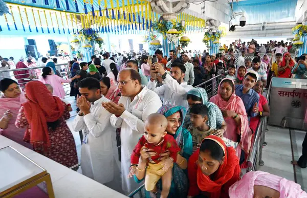NEW DELHI, INDIA - 30 Mart 2025: Takipçiler Jhandewalan Tapınağı 'na Navratri' nin ilk gününde, 30 Mart 2025 tarihinde Yeni Delhi, Hindistan 'da ulaştı. (Fotoğraf: Arvind Yadav / Hindustan Times)