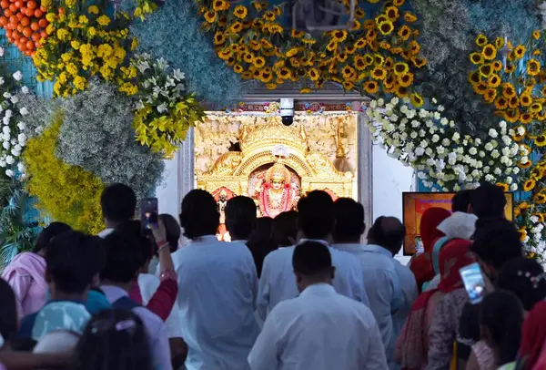 NEW DELHI, INDIA - 30 Mart 2025: Takipçiler Jhandewalan Tapınağı 'na Navratri' nin ilk gününde, 30 Mart 2025 tarihinde Yeni Delhi, Hindistan 'da ulaştı. (Fotoğraf: Arvind Yadav / Hindustan Times)