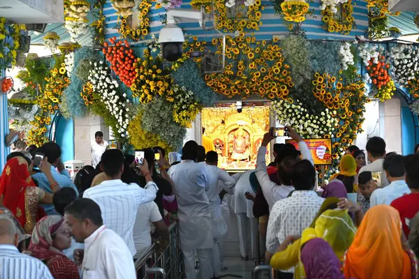NEW DELHI, INDIA - 30 Mart 2025: Takipçiler Jhandewalan Tapınağı 'na Navratri' nin ilk gününde, 30 Mart 2025 tarihinde Yeni Delhi, Hindistan 'da ulaştı. (Fotoğraf: Arvind Yadav / Hindustan Times)