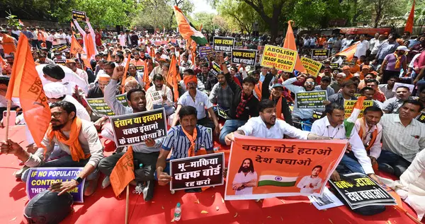 NEW DELHI, INDIA - 30 Mart 2025: Hindu Raksha Dal, Save India Foundation, Nüfus Çözümü Vakfı ve Sanatan Dharma 'nın Maha Panchayat' daki diğer örgütleri ve destekçileri Jantar Mantar 'daki Waqf Kurulu' nun lağvedilmesi için örgütlendiler. 