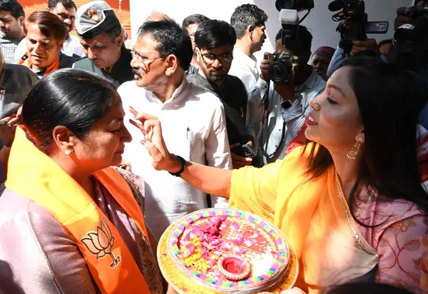 NEW DELHI, INDIA - 30 Mart 2025: BJP ST Morcha Delhi Başbakanı Rekha Gupta ile Delhi BJP Başkanı Virendra Sachdeva ve diğer üst düzey liderleri Delhi BJP ofisinde düzenlenen bir etkinlikte kutluyor.