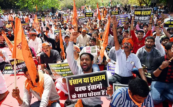 NEW DELHI, INDIA - 30 Mart 2025: Hindu Raksha Dal, Save India Foundation, Nüfus Çözümü Vakfı ve Sanatan Dharma 'nın Maha Panchayat' daki diğer örgütleri ve destekçileri Jantar Mantar 'daki Waqf Kurulu' nun lağvedilmesi için örgütlendiler. 