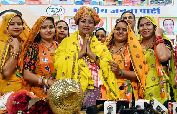 NEW DELHI, INDIA - 30 Mart 2025 tarihinde Hindistan 'ın Yeni Delhi kentinde düzenlenen Rajasthan Diwas kutlamaları sırasında Delhi Genel Sekreteri Rekha Gupta. 