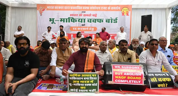 NEW DELHI, INDIA - 30 Mart 2025: Hindu Raksha Dal, Save India Foundation, Nüfus Çözümü Vakfı ve Sanatan Dharma 'nın Maha Panchayat' daki diğer örgütleri ve destekçileri Jantar Mantar 'daki Waqf Kurulu' nun lağvedilmesi için örgütlendiler. 
