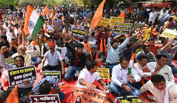 NEW DELHI, INDIA - 30 Mart 2025: Hindu Raksha Dal, Save India Foundation, Nüfus Çözümü Vakfı ve Sanatan Dharma 'nın Maha Panchayat' daki diğer örgütleri ve destekçileri Jantar Mantar 'daki Waqf Kurulu' nun lağvedilmesi için örgütlendiler. 