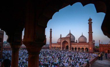 İnsanlar, 31 Mart 2025 'te Hindistan' ın Yeni Delhi kentindeki Jama Mescidi 'nde düzenlenen Kurban Bayramı festivali vesilesiyle' namaz 'diyor.. 