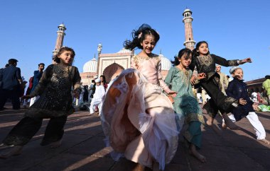Müslümanlar, 31 Mart 2025 'te Hindistan' ın Yeni Delhi kentinde, Eski Delhi 'de, Kurban Bayramı vesilesiyle Jama Mescidi' nin dışında namaz kıldıktan sonra oyun oynarlar..