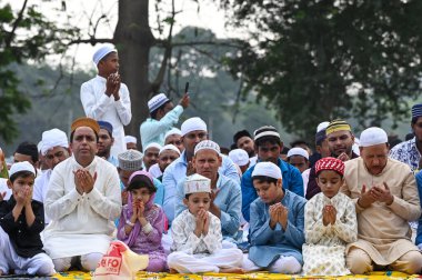 KOLKATA, INDIA - 31 Mart 2025: Çocuklar ve yaşlı Müslüman dindarlar, Ramazan 'ın Kızıl Yol' da kutsal oruç ayının sona ermesi münasebetiyle Kurban Bayramı 'nda özel bir sabah namazı (namaz) kılıyor..