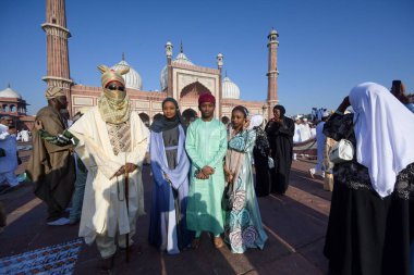 Müslümanlar, 31 Mart 2025 'te Yeni Delhi, Hindistan' da bulunan Jama Mescidi 'nde, bayram festivali vesilesiyle Jama Mescidi' nde namaz kıldıktan sonra kucaklaşıyorlar.. 