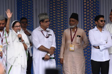 KOLKATA, INDIA - 31 Mart 2025: Tüm Hindistan Trinamool Kongresi (AITC) Genel Sekreteri ve Milletvekili Abhishek Banerjee ile Batı Bengal Mamata Banerjee 'nin başbakanı.