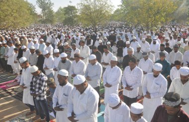 Müslümanlar, 31 Mart 2025 'te Hindistan' ın Ghaziabad kentinde, Dasna Shahi Eidgah sahasında, Ramazan ayı bitiminde, Kurban Bayramı namazı kılıyor.
