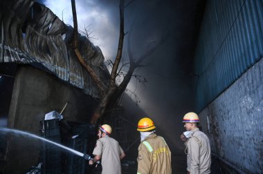 GREATER NOIDA, INDIA - 31 Mart 2025: Ecotech-3 'teki Habibpur bölgesinde plastik soğutucu imalatında yer alan bir fabrikada büyük bir yangın patlak verdi.. 