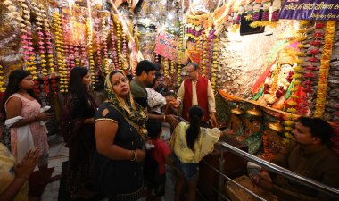 NEW DELHI, INDIA - 31 Mart 2025 tarihinde, Yeni Delhi, Hindistan 'da, Guffa Wala Tapınağı Preet Vihar' da Chaitra Navratri festivalinin ikinci gününde ibadet edenler. (Fotoğraf: Sonu Mehta / Hindustan Times)