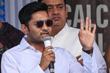 KOLKATA, INDIA - 31 Mart: Tüm Hindistan Trinamool Kongresi (AITC) Genel Sekreteri ve Milletvekili Abhishek Banerjee, 31 Mart 2025 'te Hindistan' ın Kolkata kentinde düzenlenen Kurban Bayramı sonrasında halka sesleniyor.. 