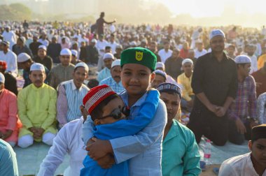 GURUGRAM, INDIA - 31 Mart 2025: Müslümanlar, 31 Mart 2025 'te Hindistan' ın Gurugram kentinde, Leisure Valley Park yakınlarında, 29. Dünyanın dört bir yanındaki Müslümanlar bayram ruhuna bürünüyor.. 