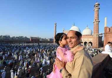Müslümanlar, 31 Mart 2025 'te Yeni Delhi, Hindistan' da, Eski Delhi 'de, Kurban Bayramı vesilesiyle, Jama Mescidi' nin dışında namaz kılarlar.