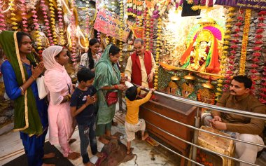 NEW DELHI, INDIA - 31 Mart 2025 tarihinde, Yeni Delhi, Hindistan 'da, Guffa Wala Tapınağı Preet Vihar' da Chaitra Navratri festivalinin ikinci gününde ibadet edenler. (Fotoğraf: Sonu Mehta / Hindustan Times)