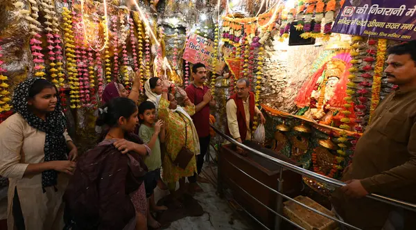 NEW DELHI, INDIA - 31 Mart 2025 tarihinde, Yeni Delhi, Hindistan 'da, Guffa Wala Tapınağı Preet Vihar' da Chaitra Navratri festivalinin ikinci gününde ibadet edenler. (Fotoğraf: Sonu Mehta / Hindustan Times)