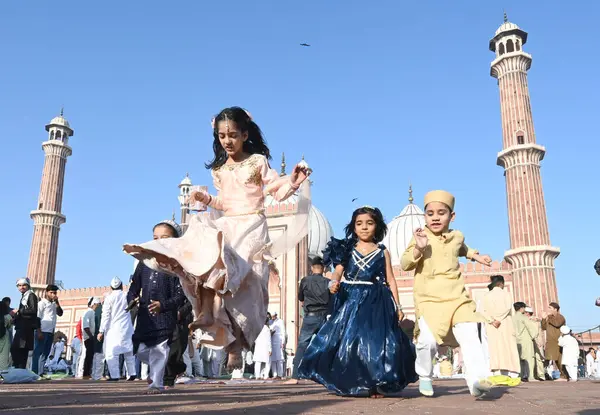 Müslümanlar, 31 Mart 2025 'te Hindistan' ın Yeni Delhi kentinde, Eski Delhi 'de, Kurban Bayramı vesilesiyle Jama Mescidi' nin dışında namaz kıldıktan sonra oyun oynarlar..