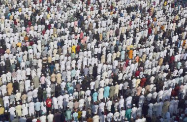 GHAZIABAD, INDIA - 31 Mart 2025: Müslümanlar, 31 Mart 2025 'te Hindistan' ın Gaziabad kentinde, Dasna Shahi Eidgah sahasında Ramazan ayı bitimine işaret eden Kurban ibadeti sundular..