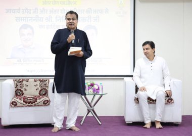 MUMBAI, INDIA - 31 Mart 2025: Antar Yog Gurukul 'da ruhani Guru Shri Acharya Upendra tarafından Guru Gita' yı yorumlar ile yola çıkardı.