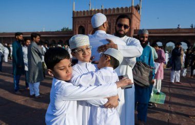 Müslümanlar, 31 Mart 2025 'te Yeni Delhi, Hindistan' da bulunan Jama Mescidi 'nde, bayram festivali vesilesiyle Jama Mescidi' nde namaz kıldıktan sonra kucaklaşıyorlar.. 