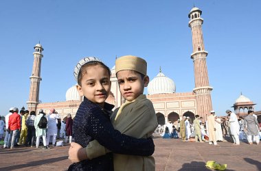 Müslümanlar, 31 Mart 2025 'te Hindistan' ın Yeni Delhi kentinde, Eski Delhi 'de, Kurban Bayramı vesilesiyle Jama Mescidi' nin dışında namaz kıldıktan sonra oyun oynarlar..