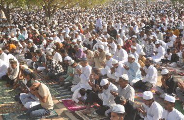 Müslümanlar, 31 Mart 2025 'te Hindistan' ın Ghaziabad kentinde, Dasna Shahi Eidgah sahasında, Ramazan ayı bitiminde, Kurban Bayramı namazı kılıyor.