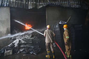 GREATER NOIDA, INDIA - 31 Mart 2025: Ecotech-3 'teki Habibpur bölgesinde plastik soğutucu imalatında yer alan bir fabrikada büyük bir yangın patlak verdi.. 