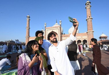 Müslümanlar, 31 Mart 2025 'te Yeni Delhi, Hindistan' da, Eski Delhi 'de, Kurban Bayramı vesilesiyle, Jama Mescidi' nin dışında namaz kılarlar.