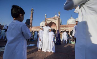 Müslümanlar, 31 Mart 2025 'te Yeni Delhi, Hindistan' da bulunan Jama Mescidi 'nde, bayram festivali vesilesiyle Jama Mescidi' nde namaz kıldıktan sonra kucaklaşıyorlar.. 