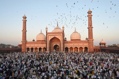 Müslümanlar, 31 Mart 2025 'te Yeni Delhi, Hindistan' da, Eski Delhi 'de, Kurban Bayramı vesilesiyle, Jama Mescidi' nin dışında namaz kılarlar.