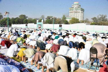 PATNA, INDIA - 31 Mart 2025 'te Hindistan' ın Patna kentinde, Gandhi Meydanı 'nda Kurban Ul-Fitr münasebetiyle Namaz' ı sunan Müslümanlar. 
