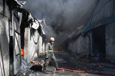 GREATER NOIDA, INDIA - 31 Mart 2025: Ecotech-3 'teki Habibpur bölgesinde plastik soğutucu imalatında yer alan bir fabrikada büyük bir yangın patlak verdi.. 