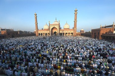 Müslümanlar, 31 Mart 2025 'te Yeni Delhi, Hindistan' da, Eski Delhi 'de, Kurban Bayramı vesilesiyle, Jama Mescidi' nin dışında namaz kılarlar.