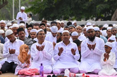 KOLKATA, INDIA - 31 Mart 2025: Çocuklar ve yaşlı Müslüman dindarlar, Ramazan 'ın Kızıl Yol' da kutsal oruç ayının sona ermesi münasebetiyle Kurban Bayramı 'nda özel bir sabah namazı (namaz) kılıyor..