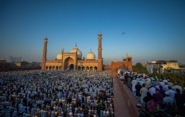 İnsanlar, 31 Mart 2025 'te Hindistan' ın Yeni Delhi kentindeki Jama Mescidi 'nde düzenlenen Kurban Bayramı festivali vesilesiyle' namaz 'diyor.. 