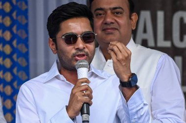 KOLKATA, INDIA - 31 Mart: Tüm Hindistan Trinamool Kongresi (AITC) Genel Sekreteri ve Milletvekili Abhishek Banerjee, 31 Mart 2025 'te Hindistan' ın Kolkata kentinde düzenlenen Kurban Bayramı sonrasında halka sesleniyor.. 