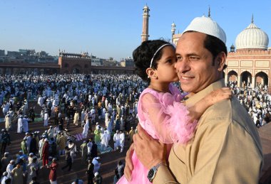 Müslümanlar, 31 Mart 2025 'te Yeni Delhi, Hindistan' da, Eski Delhi 'de, Kurban Bayramı vesilesiyle, Jama Mescidi' nin dışında namaz kılarlar.