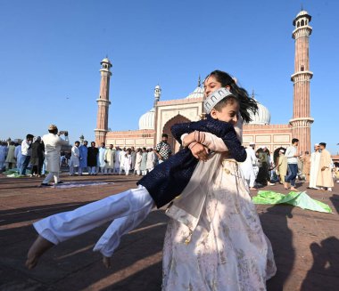 Müslümanlar, 31 Mart 2025 'te Hindistan' ın Yeni Delhi kentinde, Eski Delhi 'de, Kurban Bayramı vesilesiyle Jama Mescidi' nin dışında namaz kıldıktan sonra oyun oynarlar..
