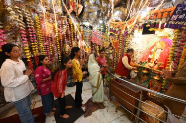 NEW DELHI, INDIA - 31 Mart 2025 tarihinde, Yeni Delhi, Hindistan 'da, Guffa Wala Tapınağı Preet Vihar' da Chaitra Navratri festivalinin ikinci gününde ibadet edenler. (Fotoğraf: Sonu Mehta / Hindustan Times)