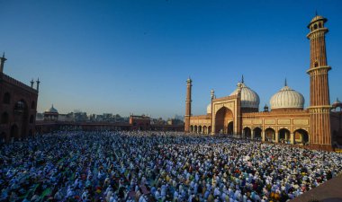 İnsanlar, 31 Mart 2025 'te Hindistan' ın Yeni Delhi kentindeki Jama Mescidi 'nde düzenlenen Kurban Bayramı festivali vesilesiyle' namaz 'diyor.. 