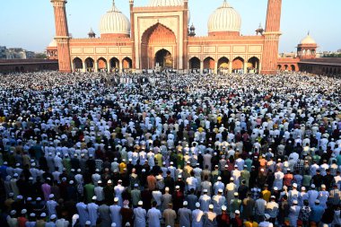 Müslümanlar, 31 Mart 2025 'te Yeni Delhi, Hindistan' da, Eski Delhi 'de, Kurban Bayramı vesilesiyle, Jama Mescidi' nin dışında namaz kılarlar.
