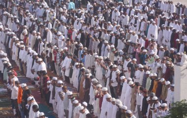 GHAZIABAD, INDIA - 31 Mart 2025: Müslümanlar, 31 Mart 2025 'te Hindistan' ın Gaziabad kentinde, Dasna Shahi Eidgah sahasında Ramazan ayı bitimine işaret eden Kurban ibadeti sundular..