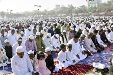 PATNA, INDIA - 31 Mart 2025 'te Hindistan' ın Patna kentinde, Gandhi Meydanı 'nda Kurban Ul-Fitr münasebetiyle Namaz' ı sunan Müslümanlar. 