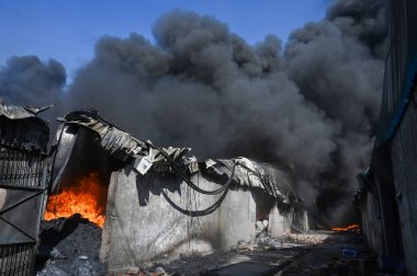 GREATER NOIDA, INDIA - 31 Mart 2025: Ecotech-3 'teki Habibpur bölgesinde plastik soğutucu imalatında yer alan bir fabrikada büyük bir yangın patlak verdi.. 