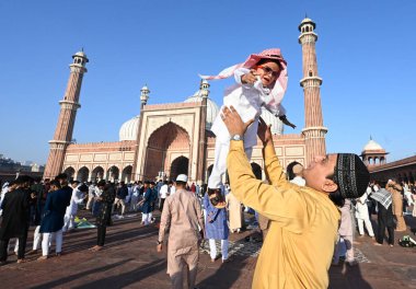 Müslümanlar, 31 Mart 2025 'te Hindistan' ın Yeni Delhi kentinde, Eski Delhi 'de, Kurban Bayramı vesilesiyle Jama Mescidi' nin dışında namaz kıldıktan sonra oyun oynarlar..