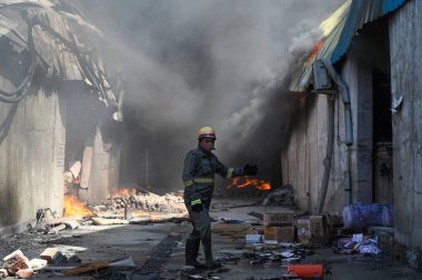 GREATER NOIDA, INDIA - 31 Mart 2025: Ecotech-3 'teki Habibpur bölgesinde plastik soğutucu imalatında yer alan bir fabrikada büyük bir yangın patlak verdi.. 