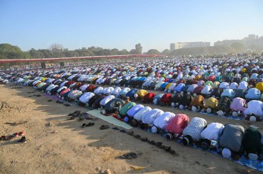 GURUGRAM, INDIA - 31 Mart 2025: Müslümanlar, 31 Mart 2025 'te Hindistan' ın Gurugram kentinde, Leisure Valley Park yakınlarında, 29. Dünyanın dört bir yanındaki Müslümanlar bayram ruhuna bürünüyor.. 