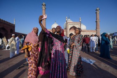 Müslümanlar, 31 Mart 2025 'te Yeni Delhi, Hindistan' da bulunan Jama Mescidi 'nde, bayram festivali vesilesiyle Jama Mescidi' nde namaz kıldıktan sonra kucaklaşıyorlar.. 